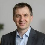 Портрет уверенного бизнесмена компании Редлайн Ойл на нейтральном фоне в студийном освещении